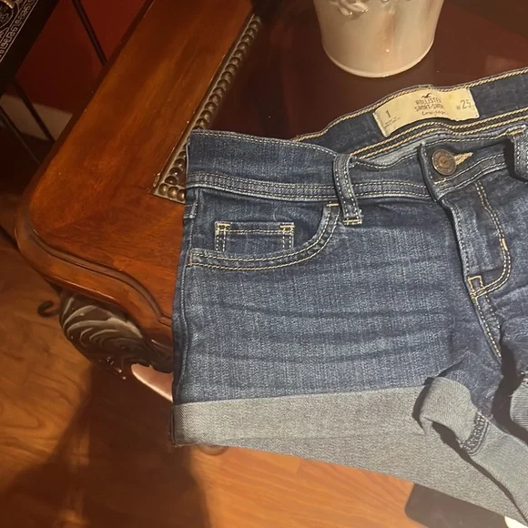 Hollister Short-Short Low Rise  Size 1 / 25 - Picture 3 of 7